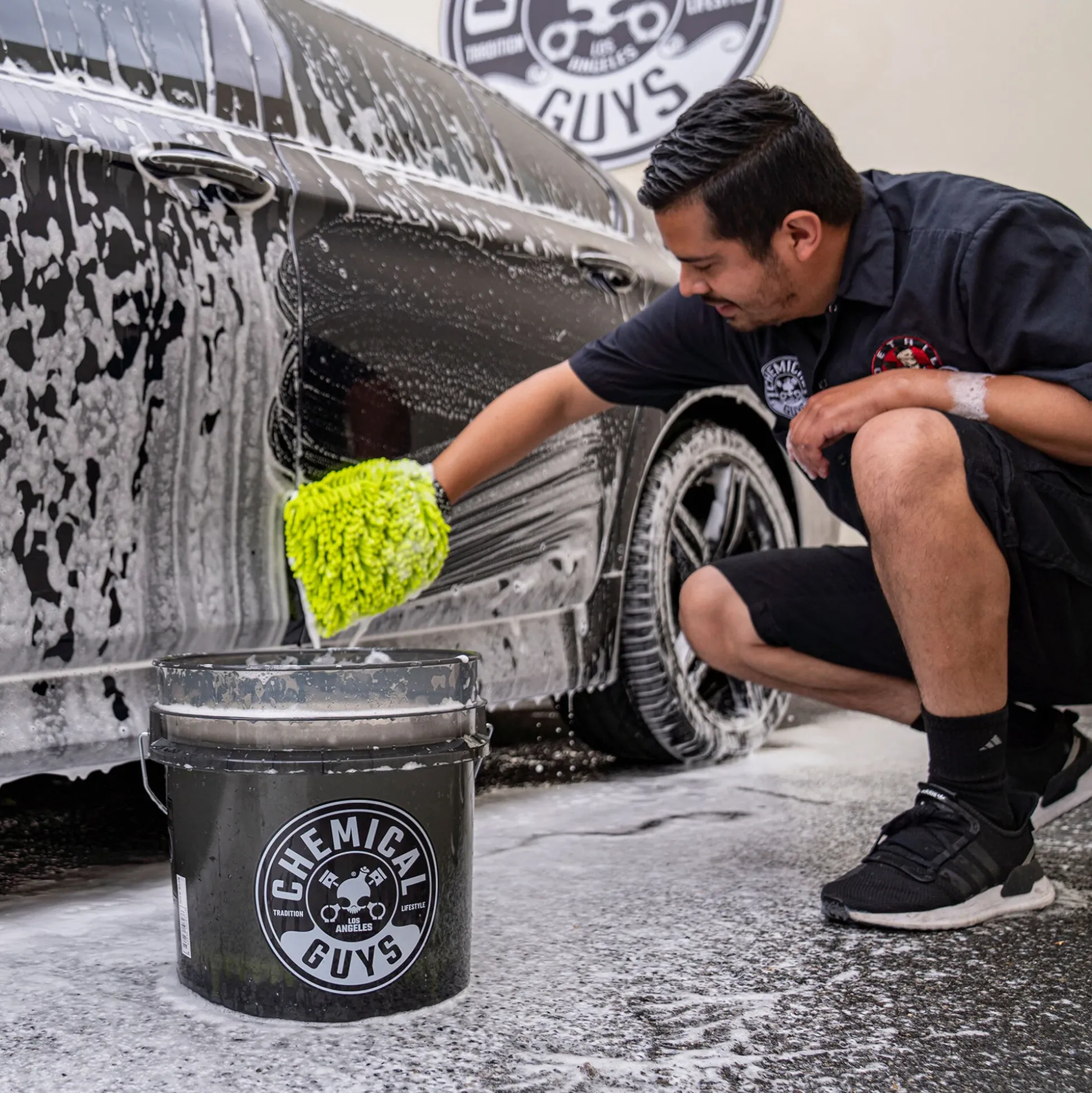 Heavy Duty Ultra Clear Detailing Bucket, 4.25 Gal, Smoked Obsidian Black