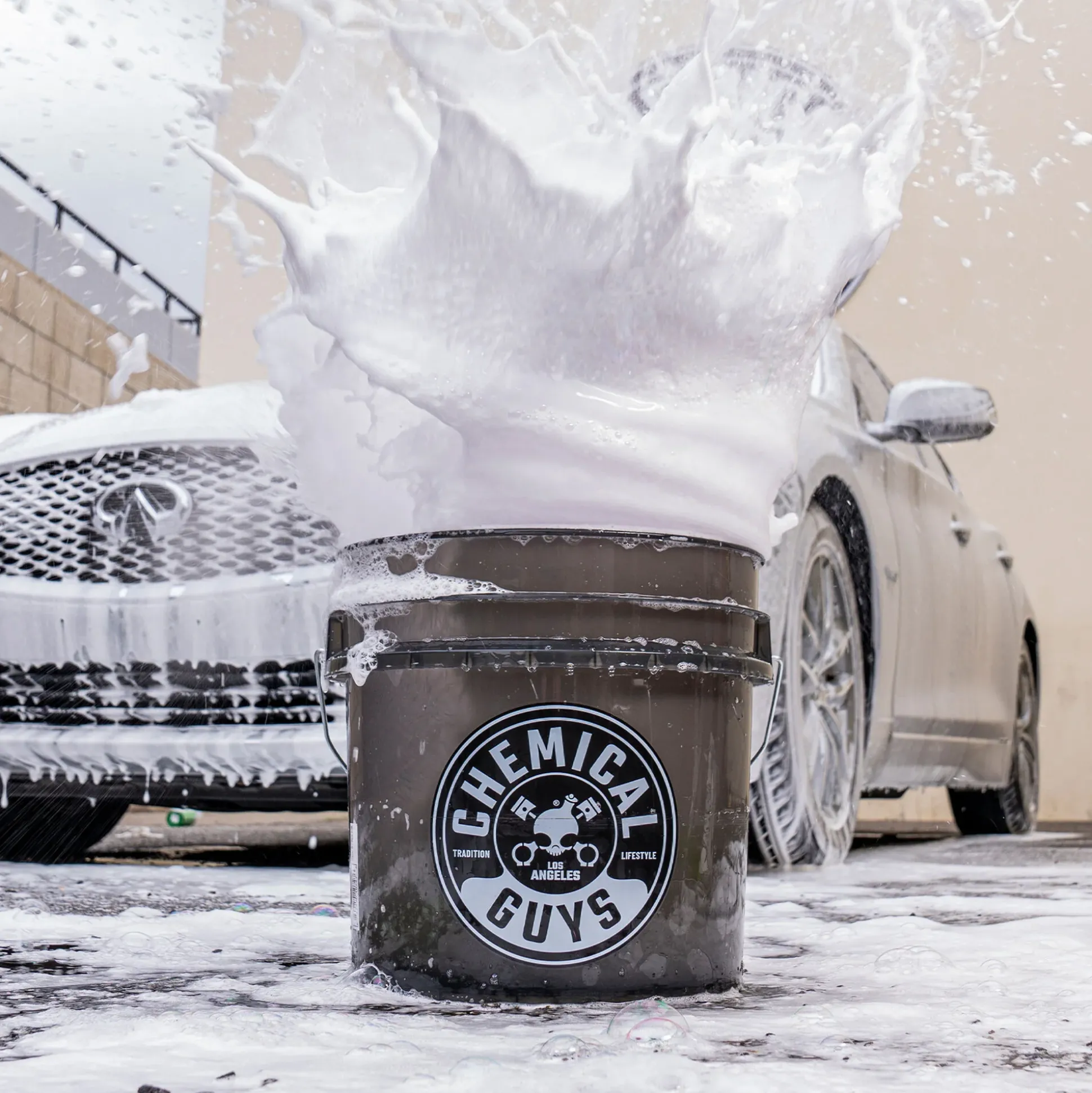 Heavy Duty Ultra Clear Detailing Bucket, 4.25 Gal, Smoked Obsidian Black